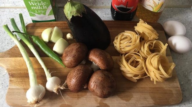 갈비양념맛 까르보나라를 만들기 위한 재료를 소개하고 있다