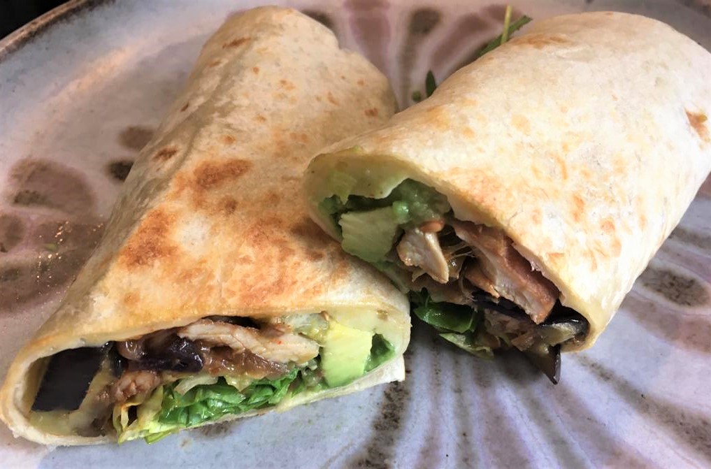 멕시칸 아보카도샐러드인 과카몰레를 넣은 또띠야랩