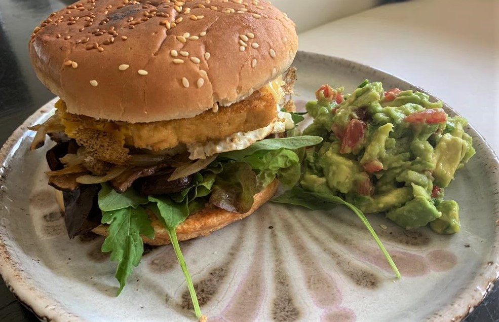 손쉬운 아보카도샐러드를 곁들인 홈메이드 베지버거