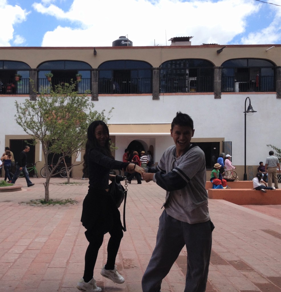 여행이던 이사던 짐을 덜면 몸이 가벼워진다. 이에 절로 나오는 가벼운 춤은 덤.