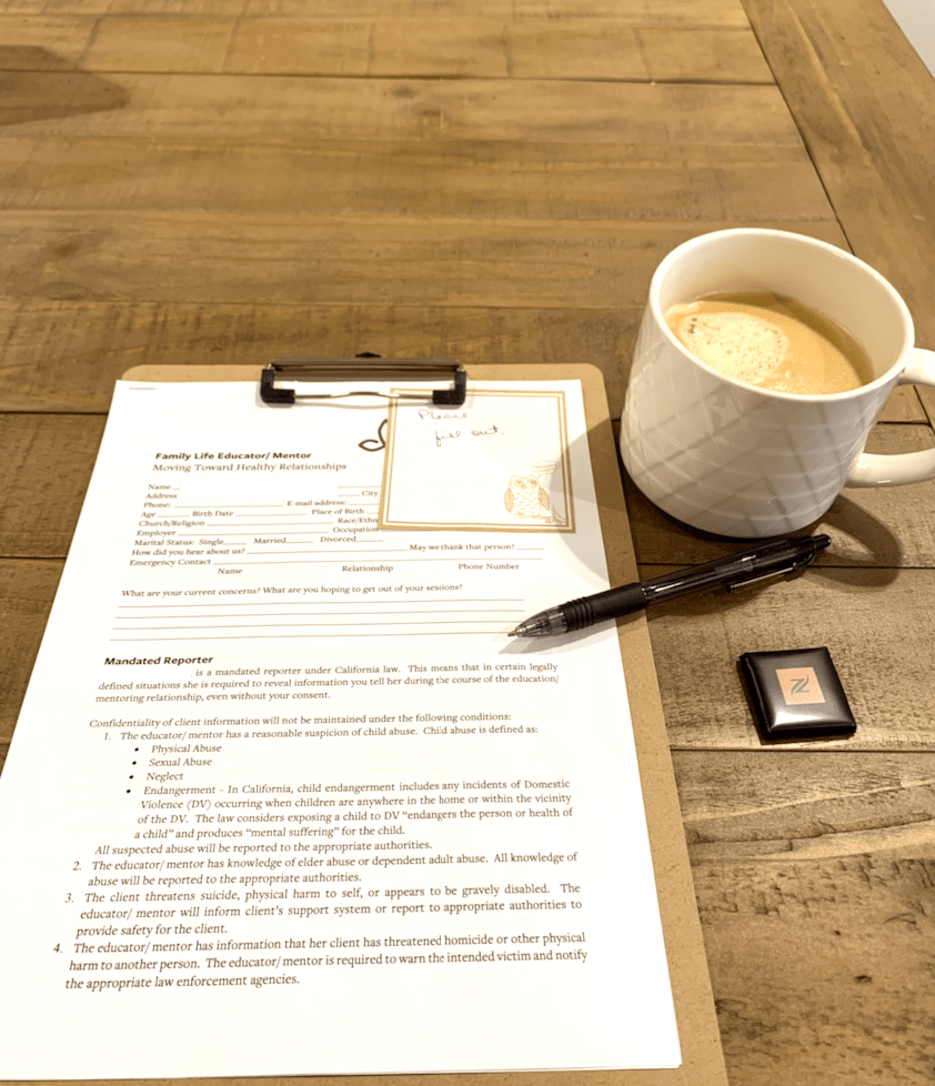 첫번째 부부 상담을 위해 개인 정보 작성과 서명을 해야 한다.