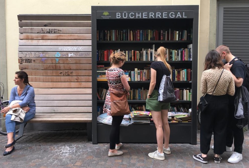 독일 동네마다 있는 '길거리 오픈책장' 앞에서도 묵묵히 자기차례를 기다리는 줄이 생긴다.