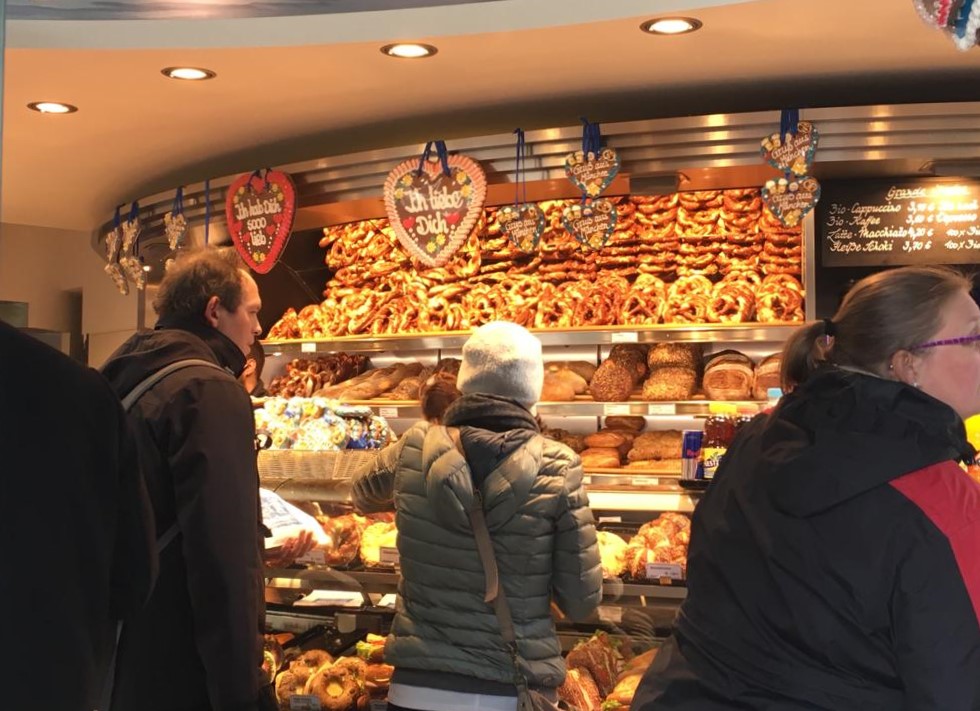 빵집에서 줄도 없이 자기차례를 묵묵히 기다리는 독일사람들.