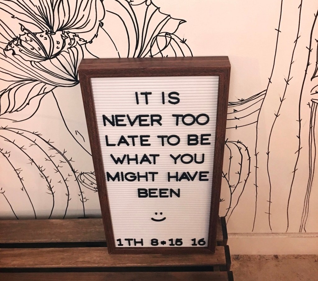 늦었다고 생각할 때가 가장 빠르다는 표지판이다. 