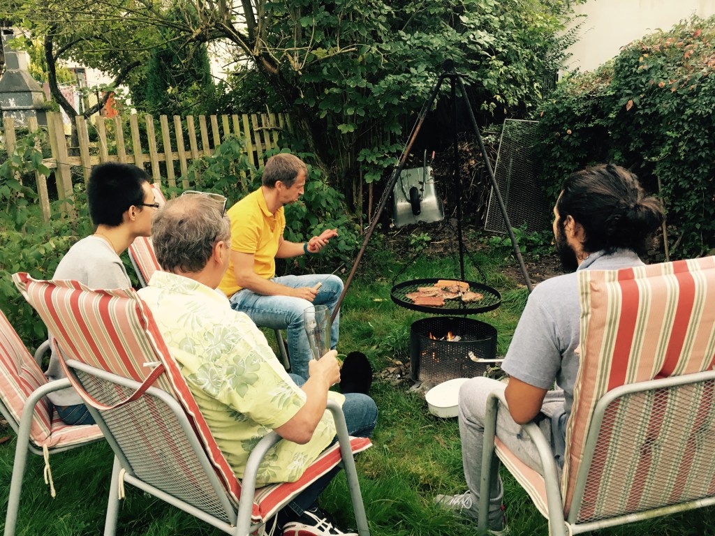 독일친구 집에 모여 자를란트주 스타일의 바베큐 저녁모임을 여는 중