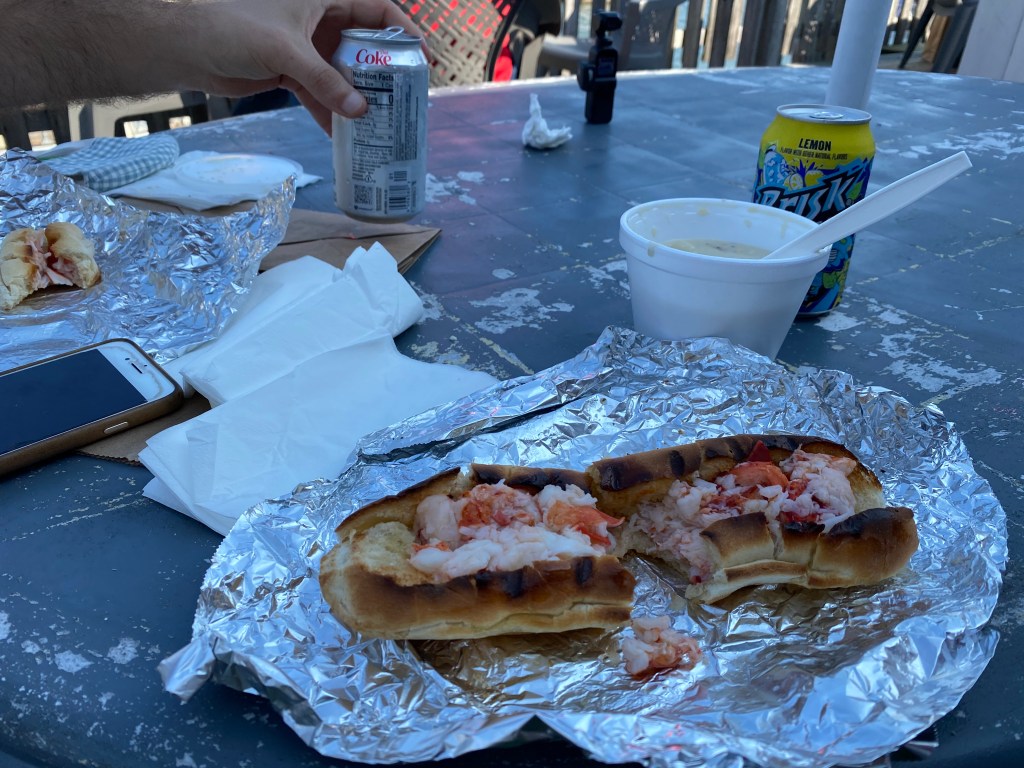 뉴잉글랜드 스타일의 랍스터 샌드위치 