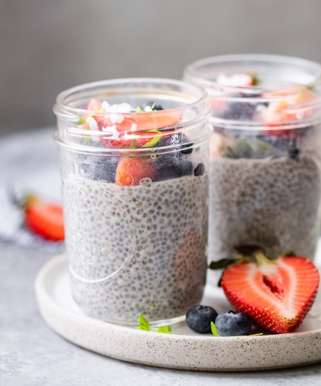 우유와 베리를 넣고 만든 치아 푸딩